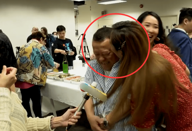 曾志伟70岁大寿现场,美女如云放飞自我,轮流与超模热吻玩的超大