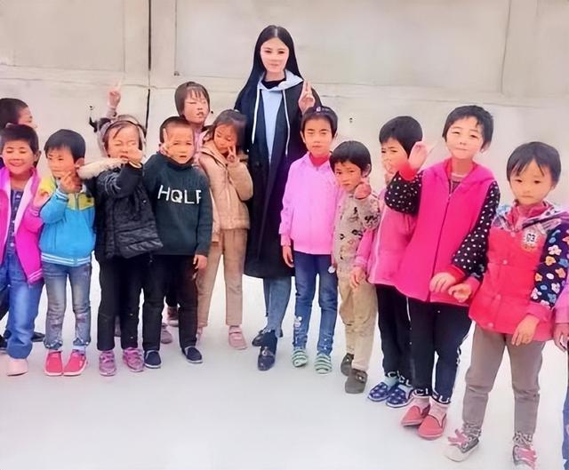 那个因为笑容爆火的7岁女孩,父母婉拒百万签约后,后悔了吗?