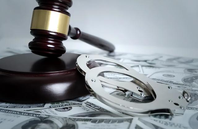 美女贪官金英丽,与3位富商共同交往,为方便包里常备“计生用品”