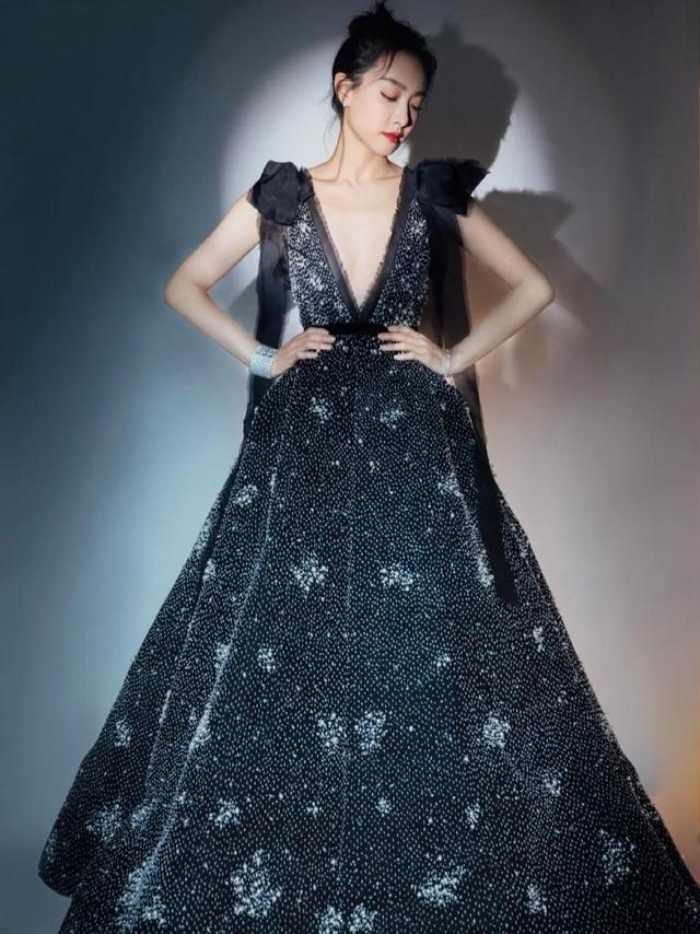 八位美女写真,风姿绰约小天仙,惊鸿一瞥清流溪,有你喜欢的吗?