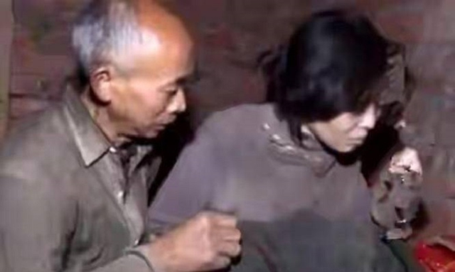 20岁花季少女,被拐入深山十几年,村民知情为何无人搭救?