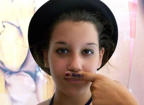 女人为什么也会长胡子?胡子越刮越粗是真的吗,为你解疑