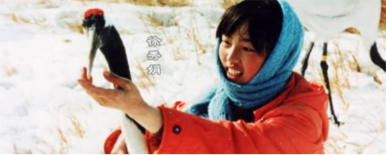 1986年,徐秀娟怀抱3颗丹顶鹤蛋南下,一年后救鹤牺牲,年仅23岁