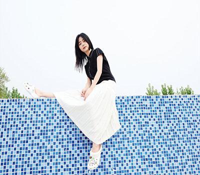 《以家人之名》谭松韵亲自示范“洞洞鞋”，谁还敢说它土气？