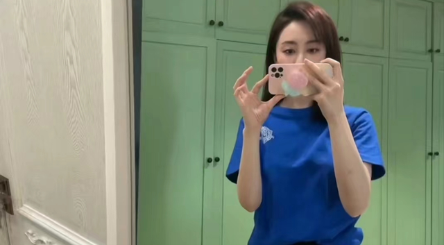 央视美女主持考入清华！穿着低调很随和，25岁颜值出众不输明星