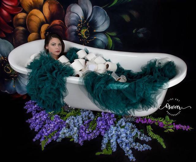 最“奢侈”的浴室写真,她在身上铺满卫生纸