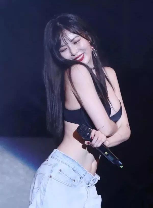 女星演唱会脱衣被骂不雅，凭啥女性不能放飞自我