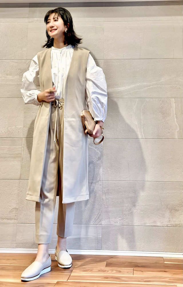 上了50岁的女人别老披丝巾小脚裤，学她们这么穿，优雅大气