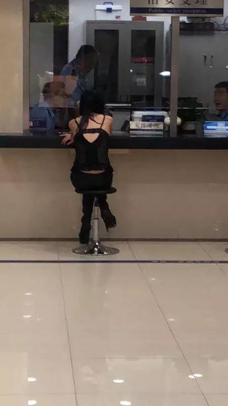 马路当秀场,着装性感女子深夜在市中心主干道骑马,被罚!