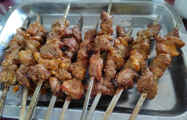 美女到河南出差,点了一碗面尴尬得无法下嘴,网友:吃其它的吧