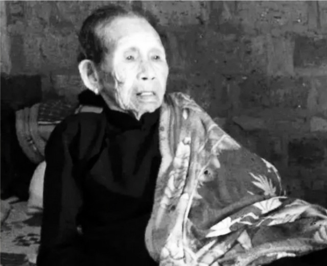 女孩儿正要下田干农活，被鬼子抓住惨遭蹂躏，又送到慰安所