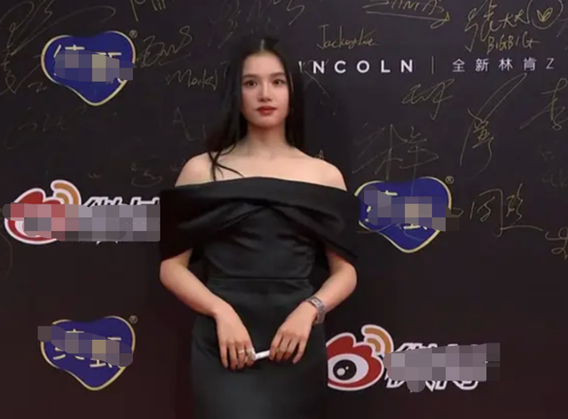 微博之夜女星生图：热巴杨紫惊艳，杨幂脸垮金晨干瘪，刘诗诗脸僵