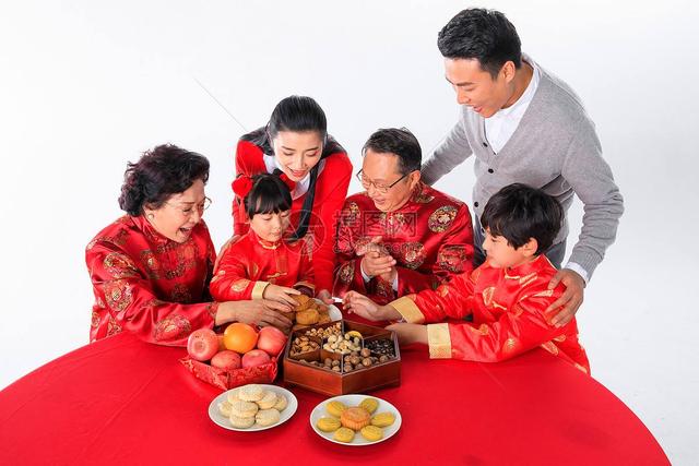 她被全国首富从孤儿院领回家，大佬们排队宠