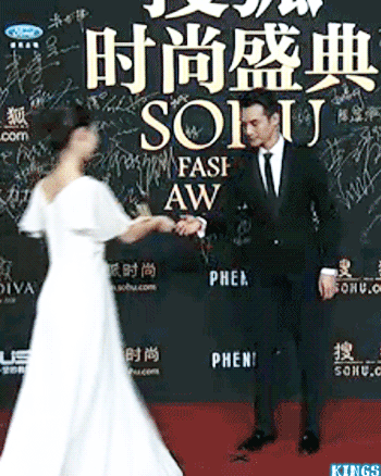 强吻、揩油、扒衣服?再大牌的女星也难逃“咸猪手”?