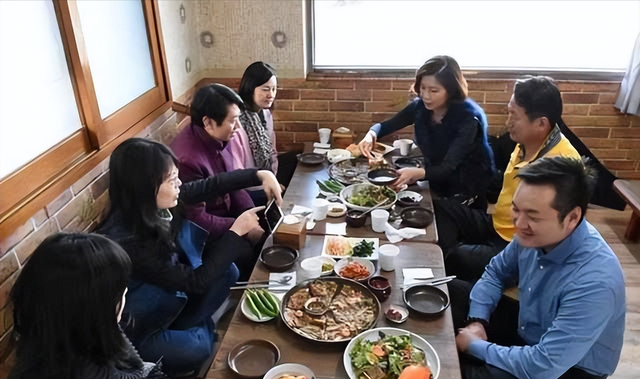 06年中国19岁女孩沉迷韩剧,嫁韩国31岁大叔,婚后崩溃:我被骗了