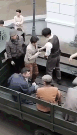 强吻、揩油、扒衣服?再大牌的女星也难逃“咸猪手”?