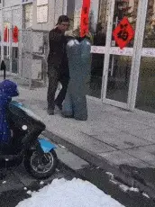 搞笑GIF趣图：美女回农村好几天了，现在出不去，在家都无聊死了