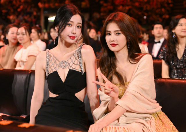 微博之夜女星生图：热巴杨紫惊艳，杨幂脸垮金晨干瘪，刘诗诗脸僵