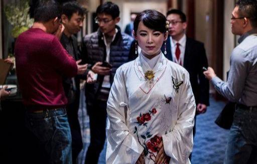 其实中国也有“美女机器人”名叫佳佳，很漂亮，丝毫不比国外的差