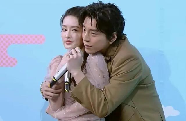 强吻、摸胸、掀裙底，这些男星究竟是真敬业，还是借戏揩油？