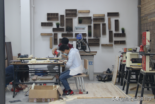 大学里“适合女生”的8个专业，有些竞争激烈，但女生报考有优势