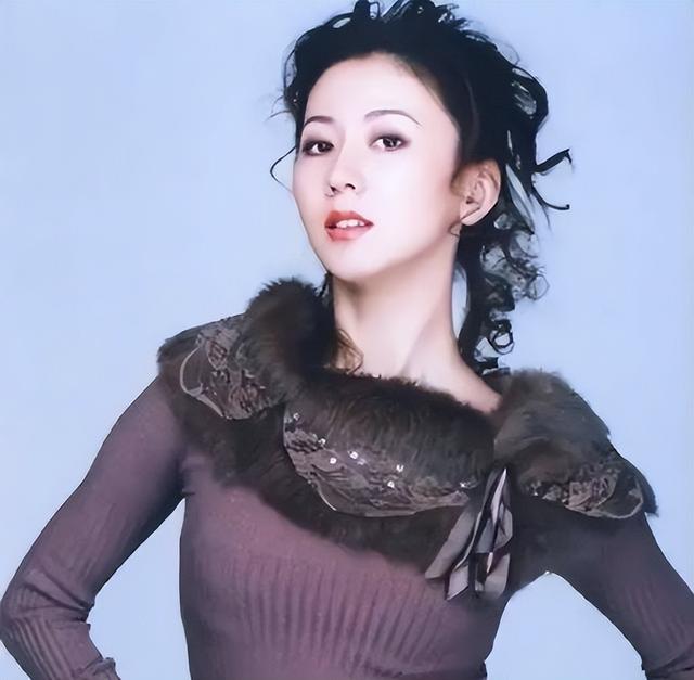 “人体模特”汤加丽一脱成名，却遭丈夫抛弃、父母嫌弃，单身至今