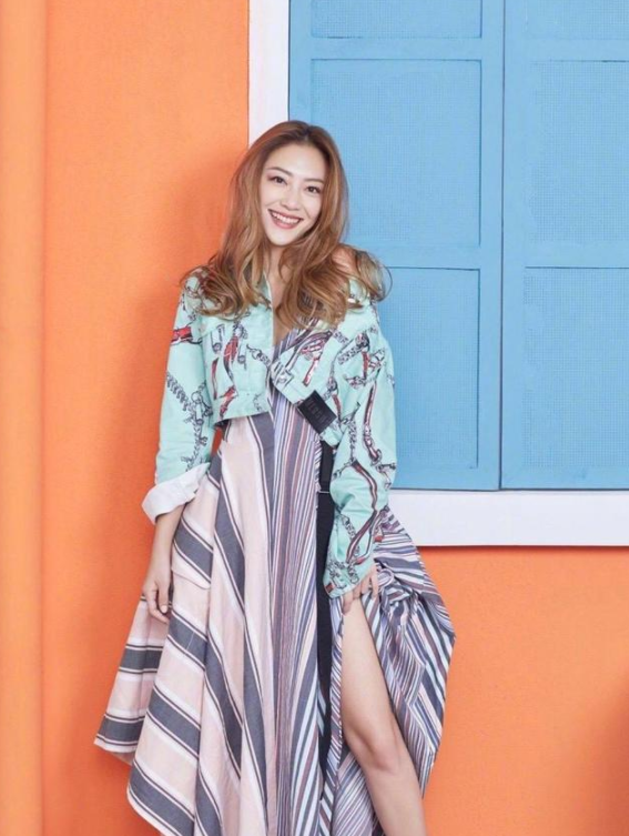 被揩油的十多位女星：有人被侵犯还要道歉，有人当场扇耳光还击