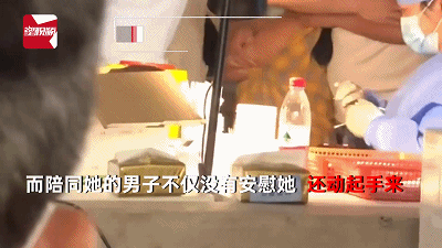 接种疫苗时女子害怕打针，老公竟直接动手打她！网友怒了