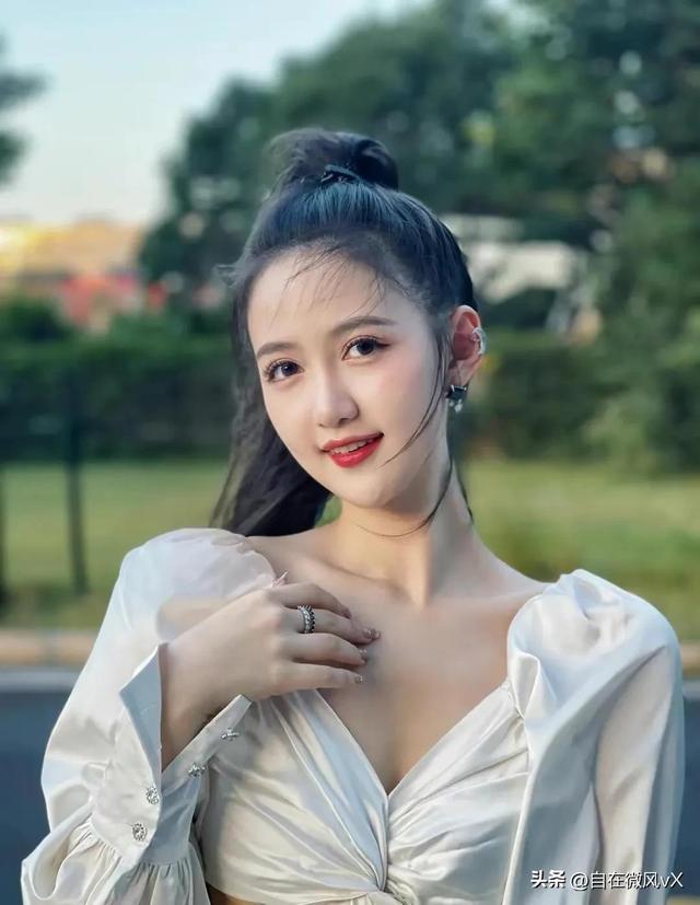 美女马萱,清新甜美,这笑容太治愈了