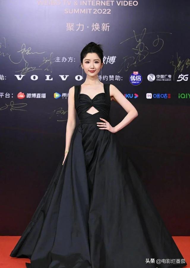 红毯夜，张天爱白裙惊艳，杨颖若隐若现，殷桃压轴女王范十足