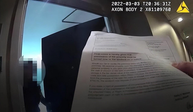 2022年，华裔女博士因未交物业费被告，持刀与美国警方对峙被击毙