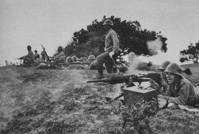 女孩儿正要下田干农活，被鬼子抓住惨遭蹂躏，又送到慰安所