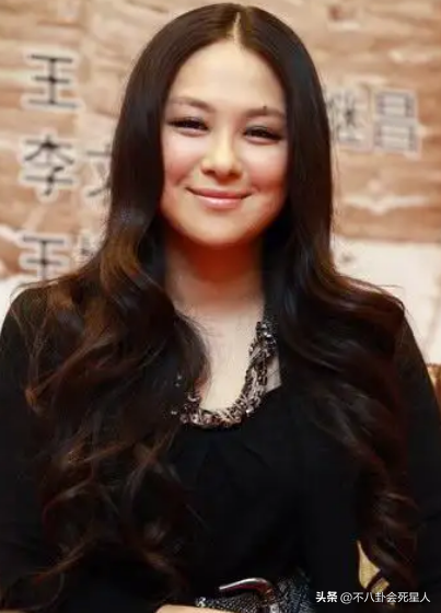 眼袋、胸下垂、胖成球，这些“不体面”的怀孕女星，才是人间真实