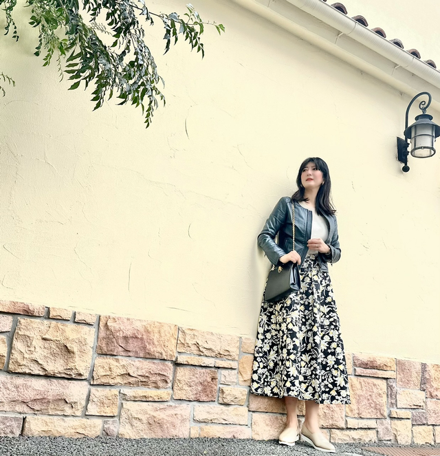 上了50岁的女人别老披丝巾小脚裤，学她们这么穿，优雅大气