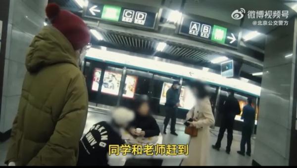 北京地铁，一女子站台上抱头痛哭，这时候她走了过去