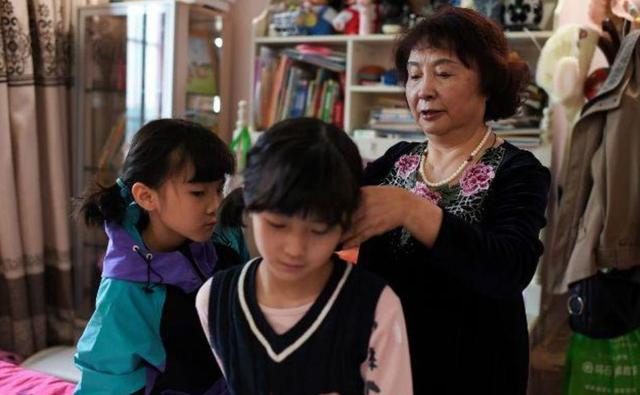 60岁的盛海琳生下双胞胎女儿,12年后一家过得很幸福