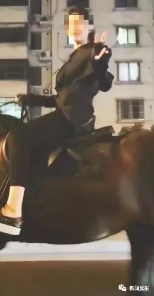 马路当秀场,着装性感女子深夜在市中心主干道骑马,被罚!