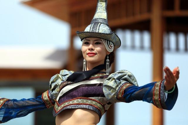 蒙古国，美女性感独立，6万单身母亲独自养家，男人却在拿酒买醉