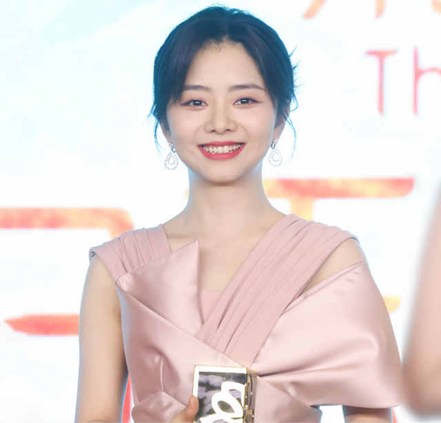 “鼻子不好看”太拉低颜值了，9位女星貌美如花，却被鼻子拖后腿