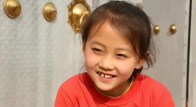 那个因为笑容爆火的7岁女孩,父母婉拒百万签约后,后悔了吗?