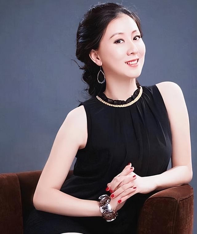 “人体模特”汤加丽一脱成名，却遭丈夫抛弃、父母嫌弃，单身至今