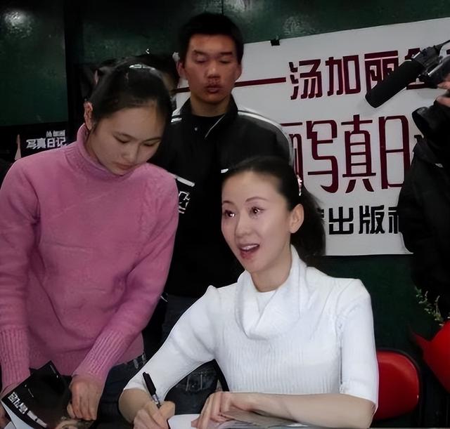 “人体模特”汤加丽一脱成名，却遭丈夫抛弃、父母嫌弃，单身至今