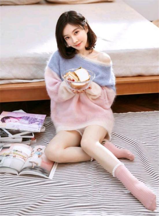 这就是价值百万的腿?热巴白丝漫画腿,冯提莫不服穿上芭比少女袜