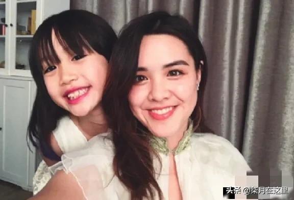 钟丽缇大女儿晒私密写真，穿蕾丝内衣内裤秀身材。