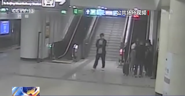 为敢于出声点赞！两名女孩勇敢揪出地铁站违法男子