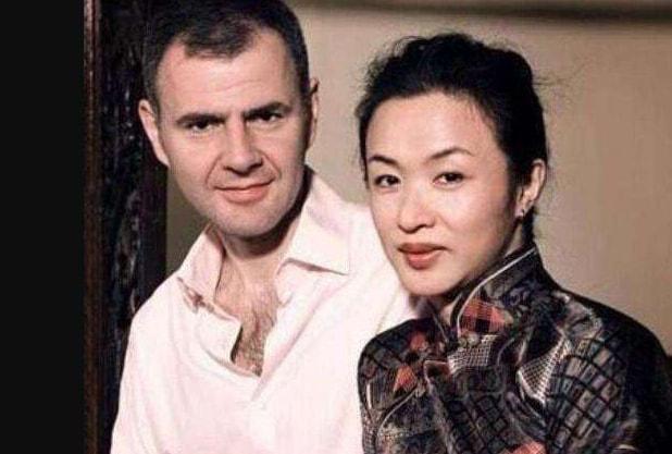 金星罕晒与老公汉斯合影秀恩爱，穿红衣打扮似贵妇，二人世界太甜蜜