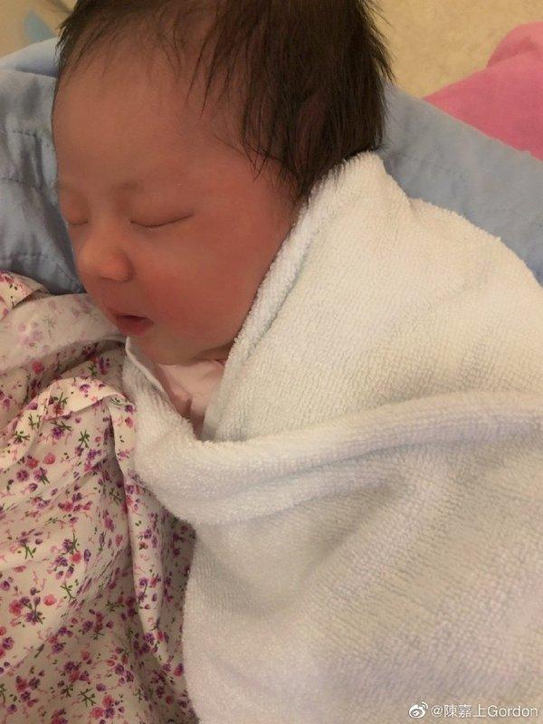 60岁香港导演陈嘉上老来得女生日公开喜讯，大赞30岁嫩妻善解人意