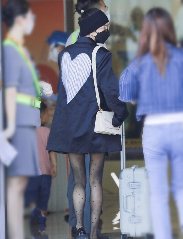 女明星的自我修养，杨幂机场脱掉丝袜秀美腿，杨颖露脐装炫人鱼线