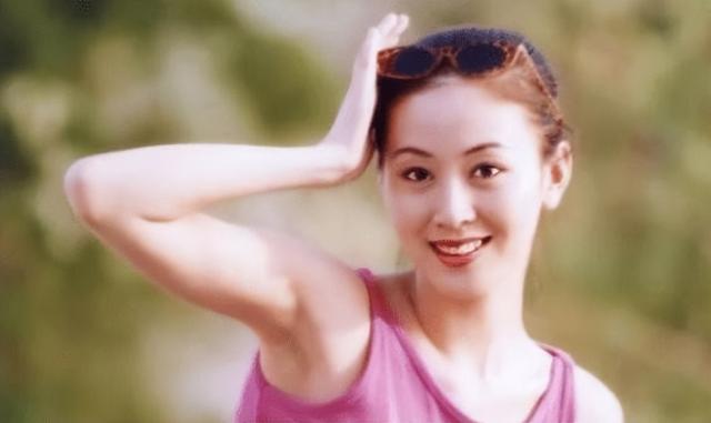 “人体模特”汤加丽一脱成名，却遭丈夫抛弃、父母嫌弃，单身至今