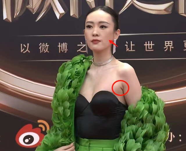 微博之夜女星生图：热巴杨紫惊艳，杨幂脸垮金晨干瘪，刘诗诗脸僵